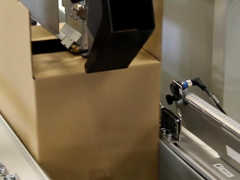 UG环球视讯分享自动封箱机的利用特点是什么